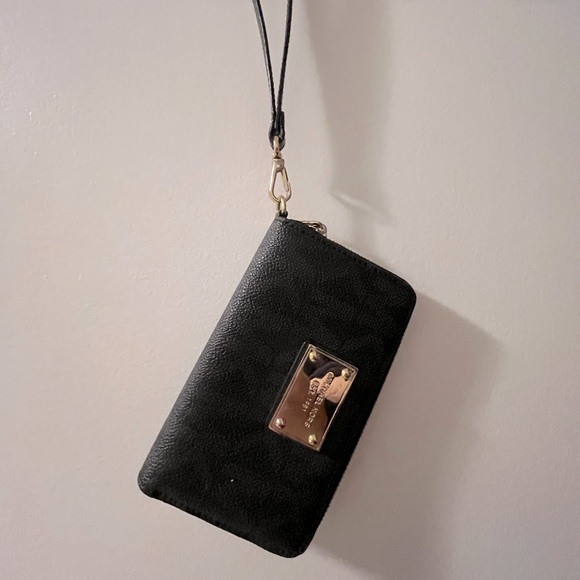 Michael Kors wristlet - Picture 1 of 3